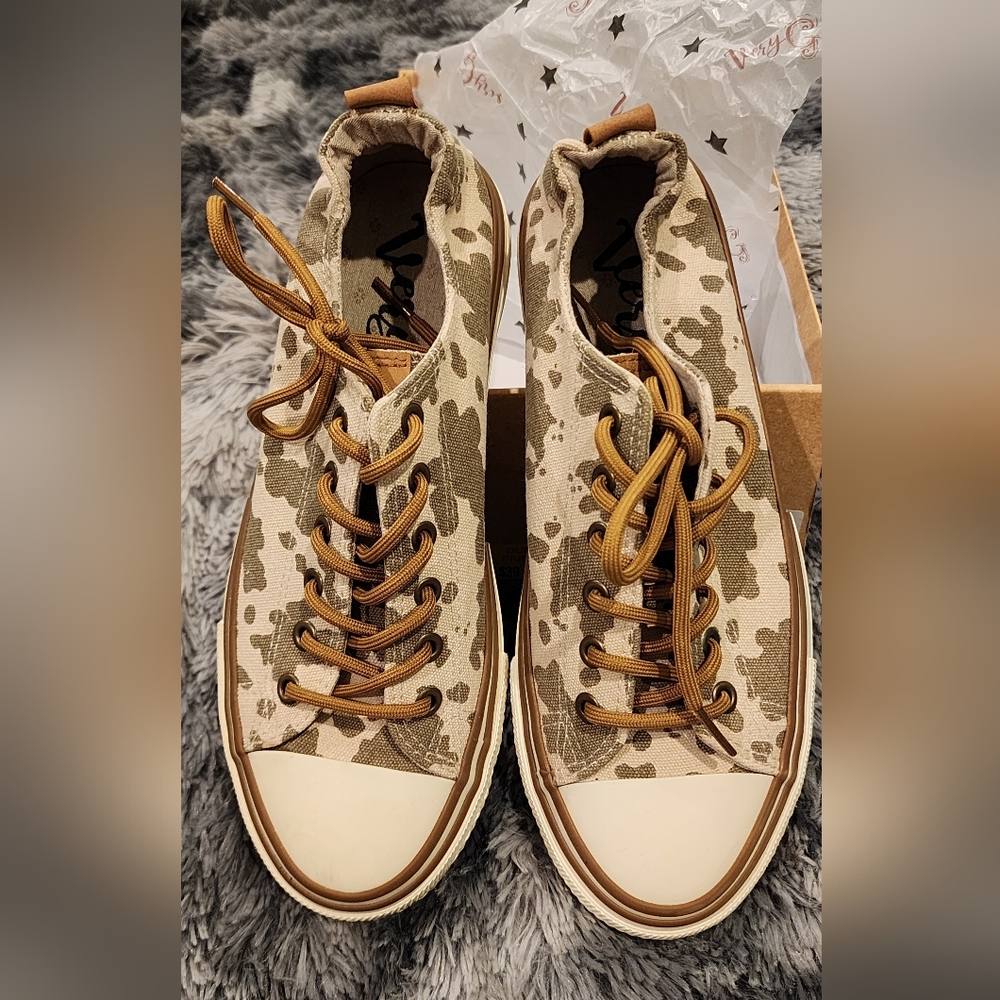Brown Low-Top Sneakers with Classic Style